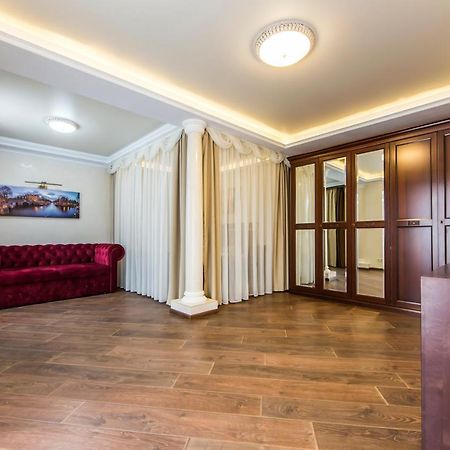 Шикарная Квартира Возле Костёла В Центре Kiev Ngoại thất bức ảnh