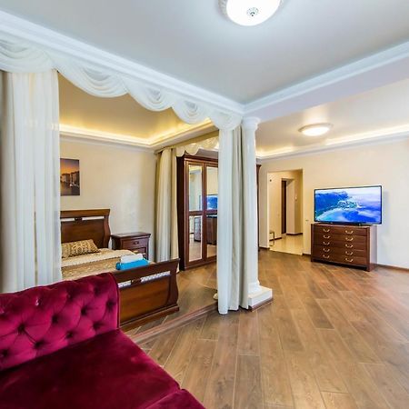 Шикарная Квартира Возле Костёла В Центре Kiev Ngoại thất bức ảnh